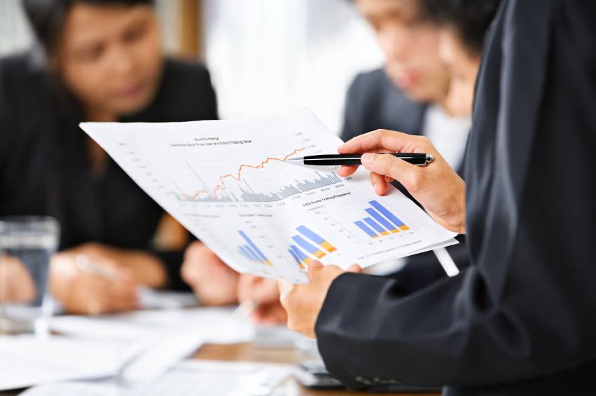 Un dirigeant de transition analysant les résultats financiers en réunion