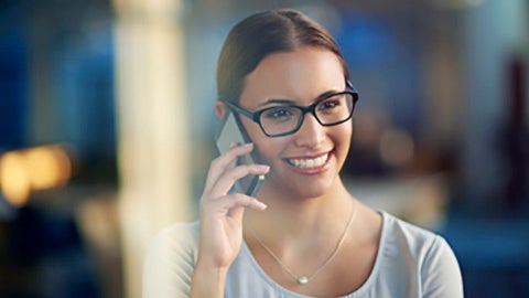 Une femme qui téléphone 