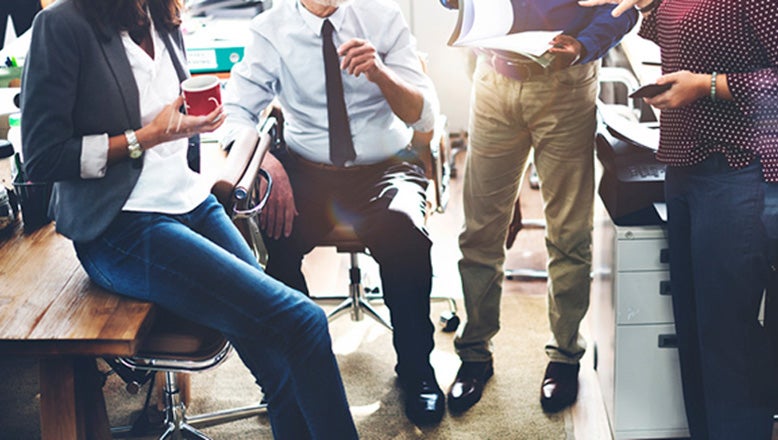 Personnes qui discutent au bureau