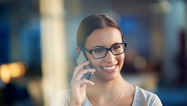 Une femme au téléphone discutant à propos du management de transition