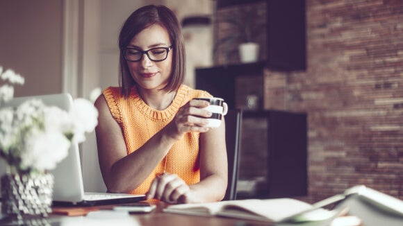 Une femme d'affaire pendant une réunion en télétravail Une femme d'affaire pendant une réunion en télétravail