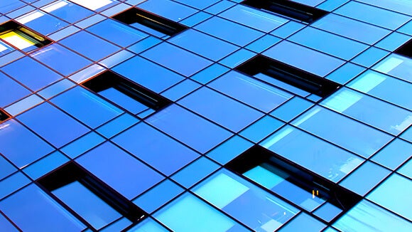 Architecture : mur de vitres bleues