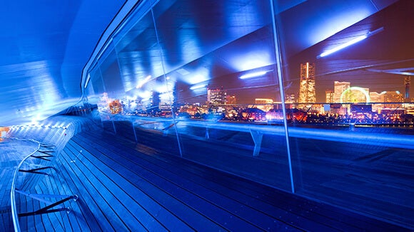 Couloir éclairé bleu, vue sur ville