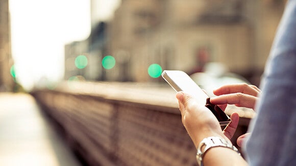 Personne utilisant un téléphone Personne utilisant un téléphone portable dans la rue