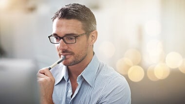 Un homme qui télécharge l'étude de rémunération 2022 Un homme qui télécharge l'étude de rémunération 2022