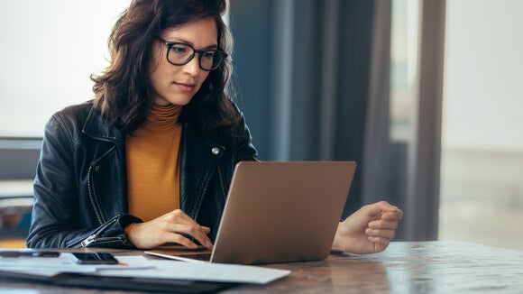 Une femme travaille sur son ordinateur portable