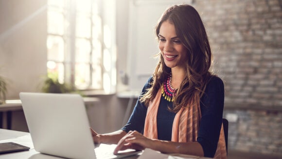 Femme en télétravail animant une réunion à distance Femme en télétravail animant une réunion à distance
