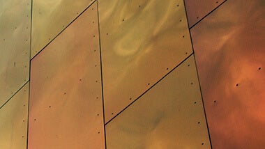 Architecture : mur formé de rectangles couleur cuivre