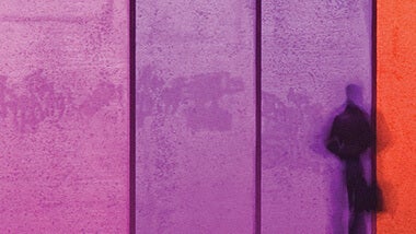 Mur violet et rouge avec silhouette humaine floue