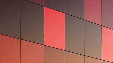 Architecture : mur composé de rectangles dans différents tons de rouge